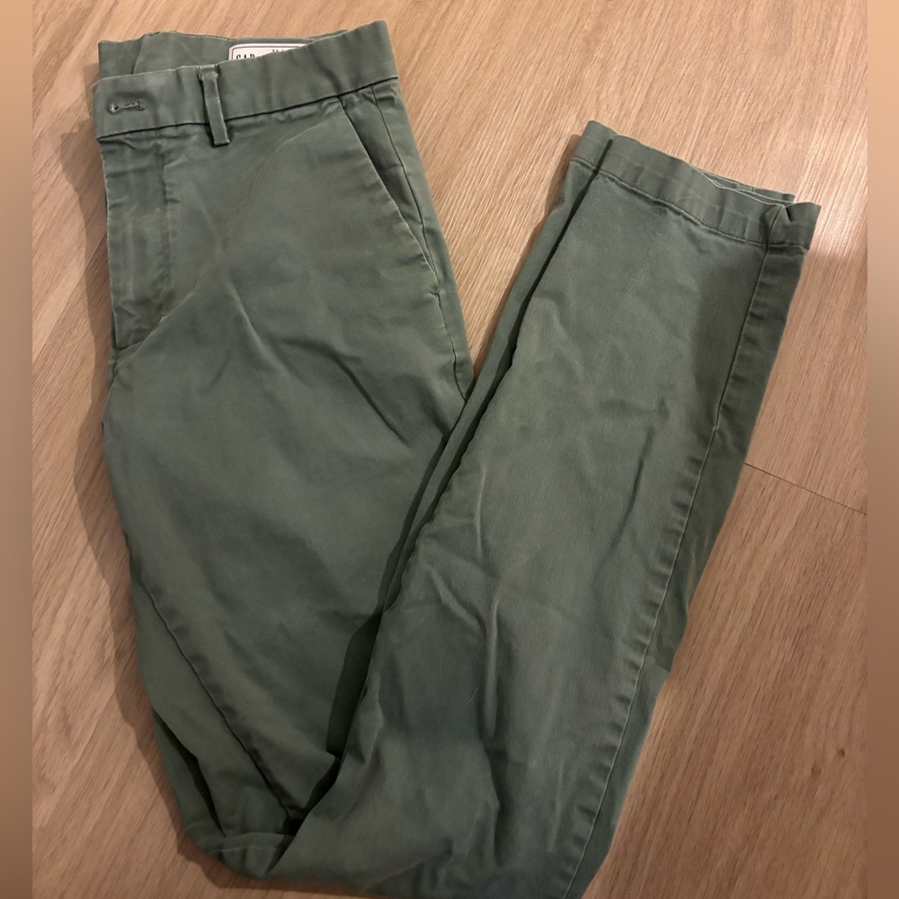 Modern Khakis in Skinny Fit with GapFlex green 34/36 length